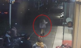 女子借走朋友手机后偷偷卖掉，竟谎称路遇劫匪手机被抢……抢手机「女子借走朋友手机后偷偷卖掉，竟谎称路遇劫匪手机被抢……」